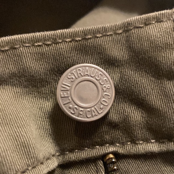 Says size 27 but fits like a 25 Women’s Levi’s 711 skinny jeans camouflage New - Picture 4 of 5